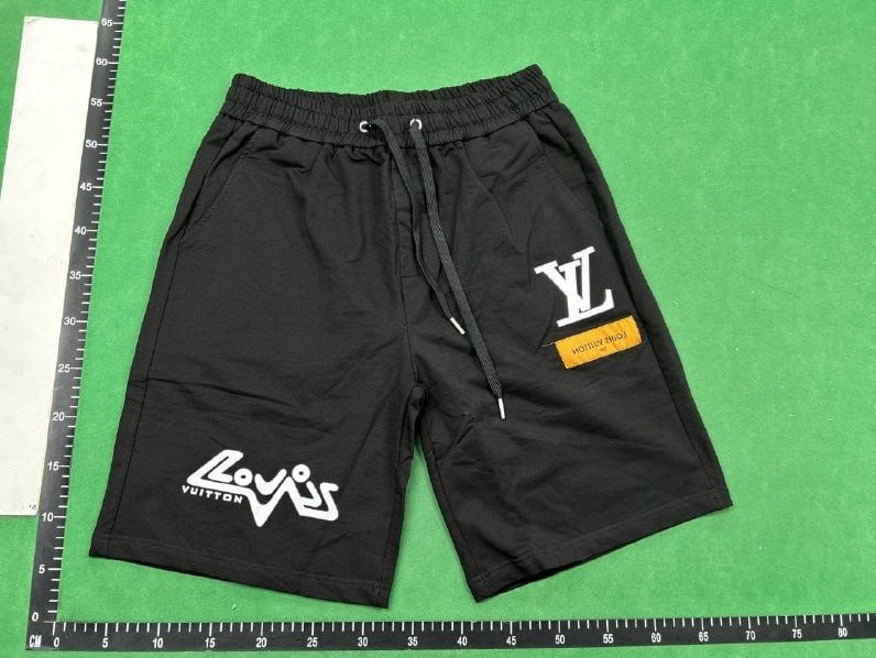 Louis Vuitton shorts  (40 CP)
