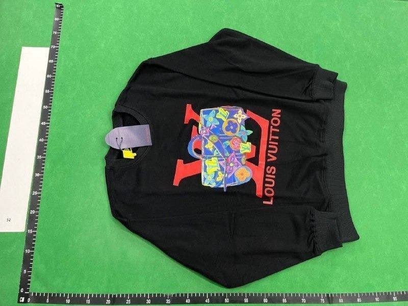 Louis Vuitton sweatshirt    (40 CP)