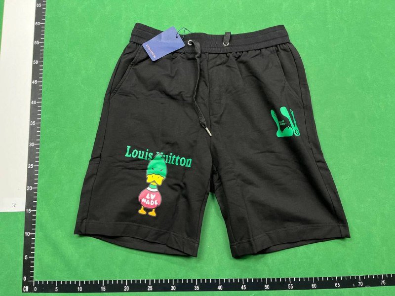 Louis Vuitton shorts (40 CP)